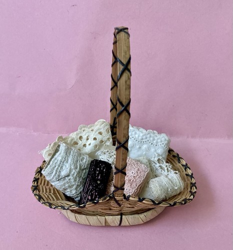 Alter kleiner korb mit viel - kleiner,